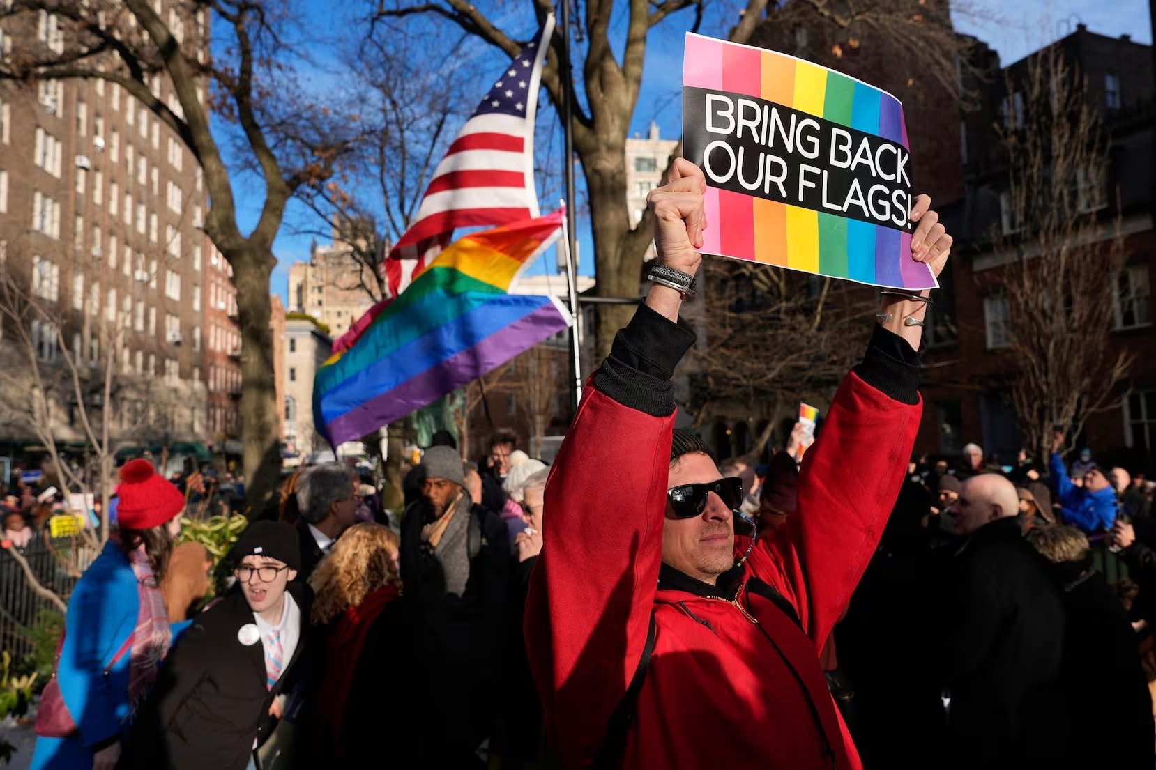¡Resistencia en Nueva York! La bandera arcoíris vuelve a ondear en ...